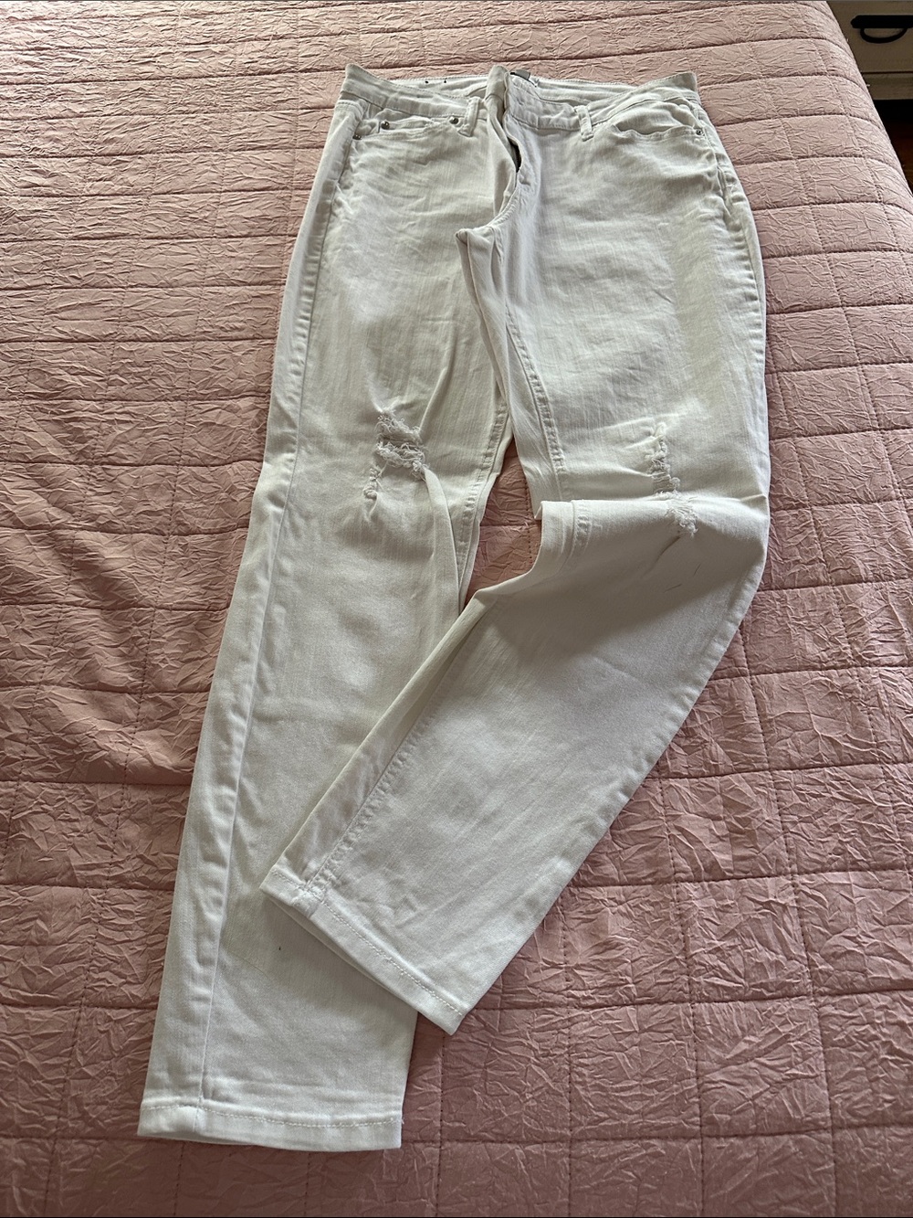 crown & ivy White Distressed Cropped Ankle Jeans